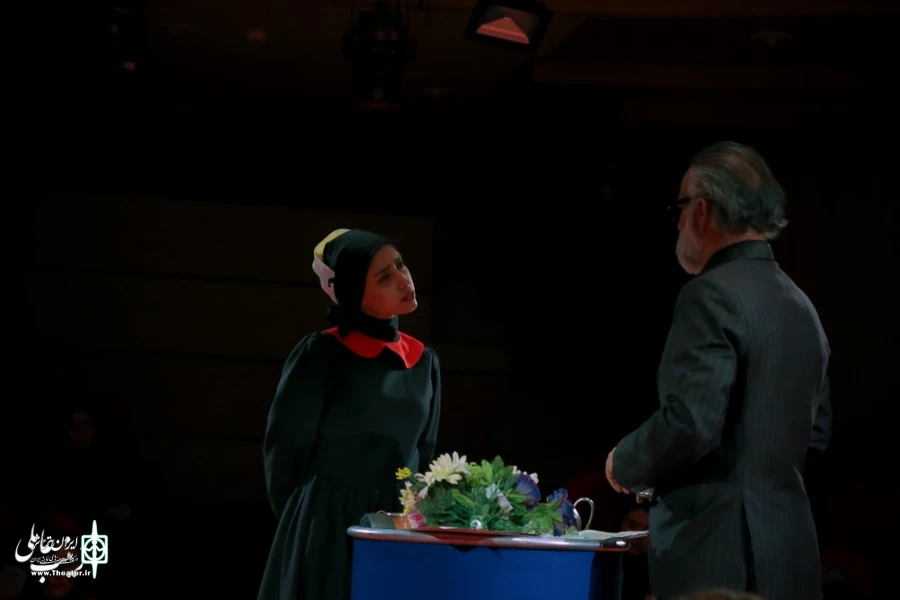 نمایش " فنجان در طوفان چای" / کارگردان : مرتضی مرتضوی راد / اجرای عمومی / تیرماه 1401/سالن چهارسوی تالار فرهنگ و هنر شهر قم