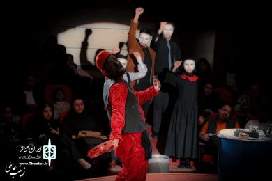 نمایش " فنجان در طوفان چای" / کارگردان : مرتضی مرتضوی راد / اجرای عمومی / تیرماه 1401/سالن چهارسوی تالار فرهنگ و هنر شهر قم