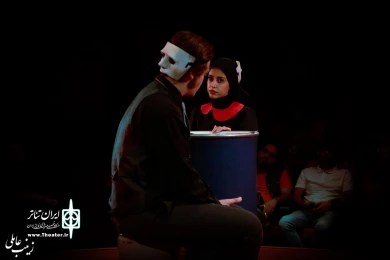 نمایش " فنجان در طوفان چای" / کارگردان : مرتضی مرتضوی راد / اجرای عمومی / تیرماه 1401/سالن چهارسوی تالار فرهنگ و هنر شهر قم