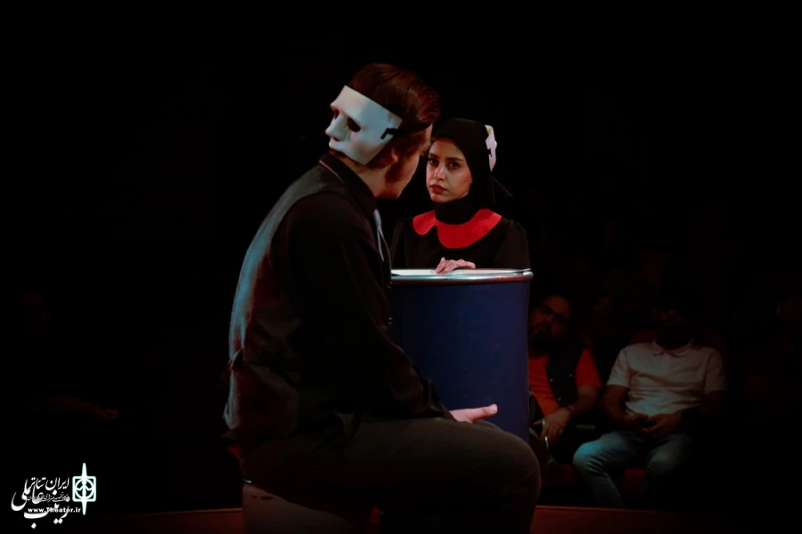نمایش " فنجان در طوفان چای" / کارگردان : مرتضی مرتضوی راد / اجرای عمومی / تیرماه 1401/سالن چهارسوی تالار فرهنگ و هنر شهر قم