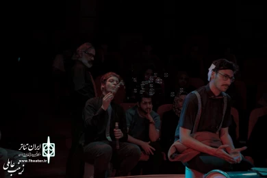 نمایش " فنجان در طوفان چای" / کارگردان : مرتضی مرتضوی راد / اجرای عمومی / تیرماه 1401/سالن چهارسوی تالار فرهنگ و هنر شهر قم