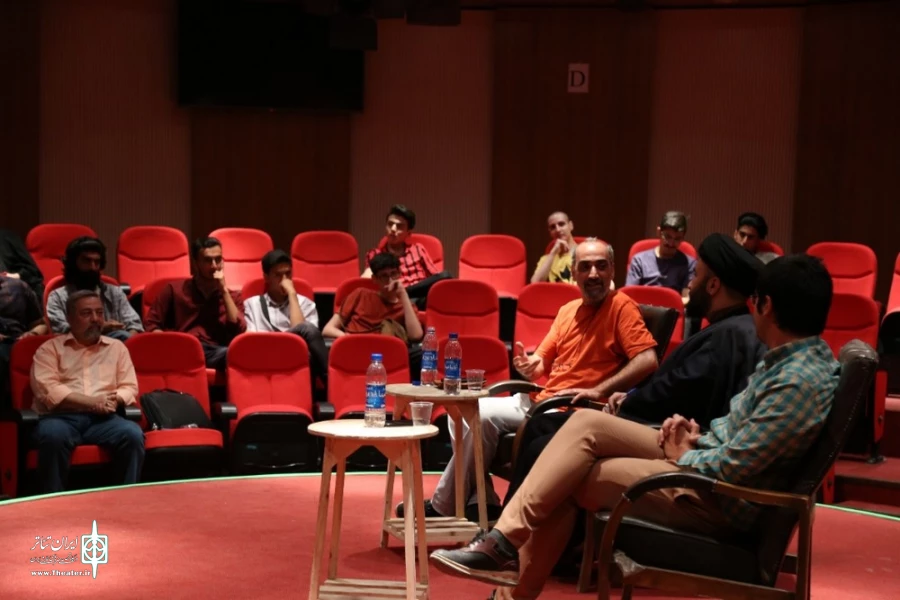 جلسه نقد و بررسی نمایش "فنجان در طوفان چای" در تالار فرهنگ و هنرقم برگزار شد. 7