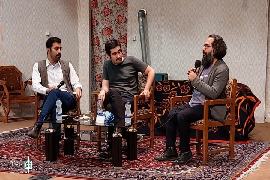 جلسه نقد و بررسی نمایش "مثل سوسوی فانوس آویخته" در تالار شهید آوینی قم برگزار شد. 3