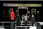 نمایش «مجلس اضافات یک تیغ» به روی صحنه رفت. 13
